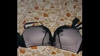 Jouer Masturber avec le soutien-gorge volé d'une collègue de travail - 2 1/2