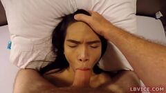 play Ladyboy asiatique menotté et baisée le matin