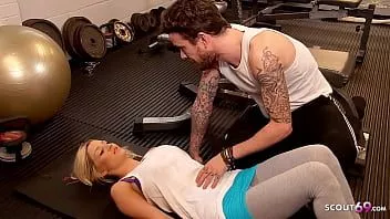 Reproduzir Adolescente quente em leggings sienna day seduzir para foder na academia de ginástica