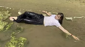 Jouer Wetlook vers le bas à l'estuaire. portant un pantalon de sport noir et un t-shirt blanc