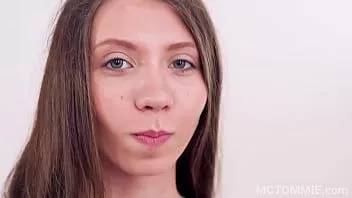 play Spannende pijpvideo met onschuldig ogende stefanie moon