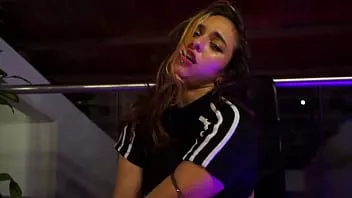 Abspielen Privatshow mit dem sexy Salo. ihre Leidenschaft ist das Singen