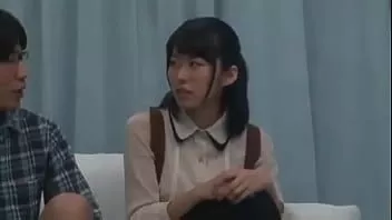 Jouer Asiatique mignonne lors de sa première relation sexuelle avec un mec heureux