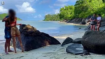 Jouer Perdu au paradis - surpris en train de baiser sur une plage déserte