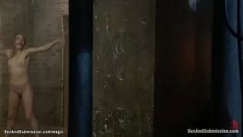 play Związana laska bita i palcowana w dupę