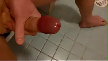 Jouer Je suis devenu excité en me rasant, j'ai donc dû vider mes couilles