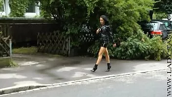 Reproducir Lady tasha - vestido de pvc botas largas y chaqueta en público