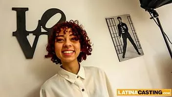 Redare Latină roșcată creț a ieșit pentru prima ejaculație de casting anal