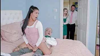 Redare Un schimb între frații vitregi Harlow West , Maya Farrell , Jay Crew , Jack Vegas