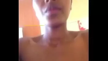 play La studentessa universitaria di Kenyatta mostra il suo corpo sexy