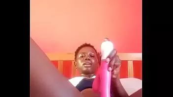 Abspielen Adrian Tabby masturbiert mit einem Dildo