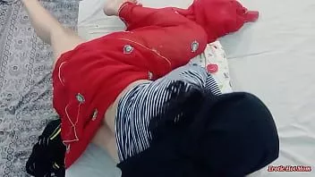 play Dzięki kamerze ochrony prawda mojej przyrodniej siostry została ujawniona i została przyłapana na seksie w hidżabie z moją przyjaciółką