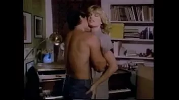 play La jolie floozie blonde aux mésanges gaies ashley welles séduit un tourneur de piano bien membré
