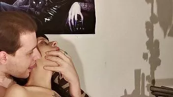 Afspelen Nekfetisj voor een getatoeëerde slanke tienerslet pt1 hd