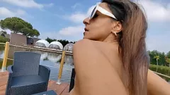 চালান আউটডোর প্যাশন: রোদে ভিজানো প্রেমের সাথে স্কুইর্ট-ভরা মজা - পার্ট 1