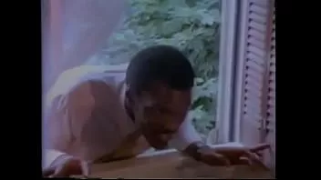 Redare Un negru a intrat în casa șefului său pentru a-și împinge fiica blondă urâtă, Ashley Welles, cu armăsarul său uriaș, în timp ce șeful lui era la birou.