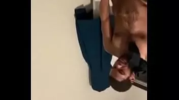 Jouer Un père en colère se faufile dans la chambre de sa belle-fille quand sa femme n'est pas à la maison