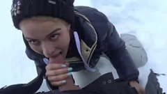 Abspielen Skibräuchchen Kirschkuss und Vince werden mürrisch im Schnee: Ein heißer Outdoor -Blowjob und Handjob
