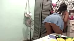 play Latina servitoare a prins -o pe camera ascunsă în timp ce încerca haine