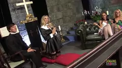 تشغيل MILFs الدينية في جوارب الحصول على شرير في الجنس الكنيسة الجنس