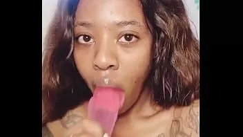 Abspielen Schöne Körperdame masturbiert in der Dusche