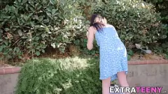 Abspielen Beobachten Sie, wie Leia Rae, die zierliche Teenagerin mit den großen Titten, im Doggystyle geknallt wird und dabei laut stöhnt